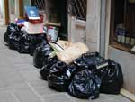cumulo di rifiuti vicino ad un ristorante venezia